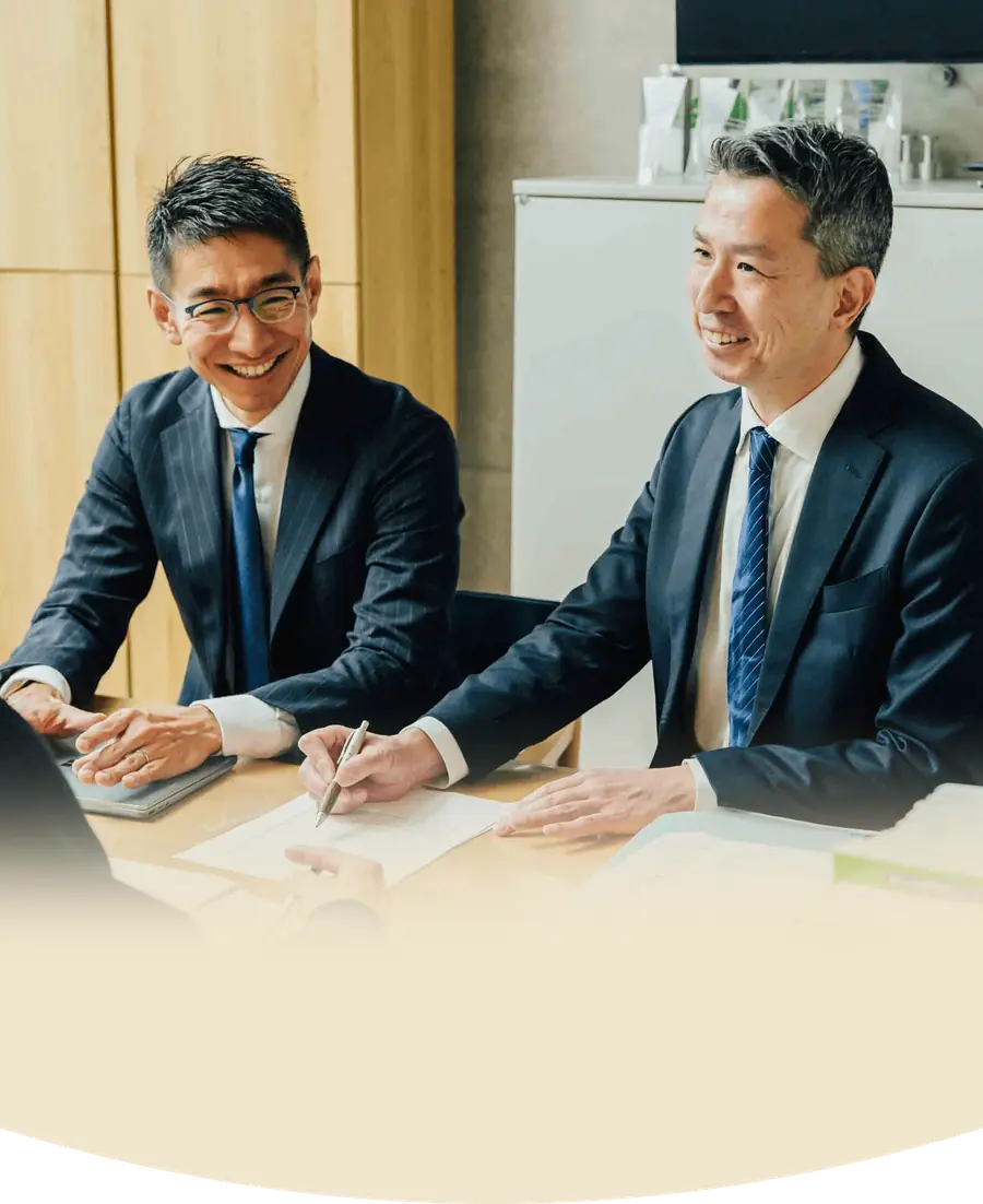 相談を受ける代表の大和田とスタッフ
